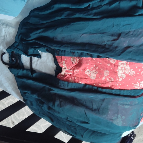 Flowy Bebe Blue Green 💚 Teal 🩵 Blouse Top Size S - Picture 14 of 16